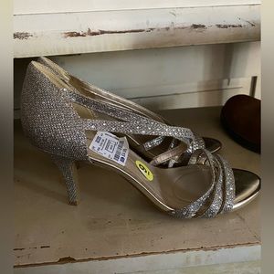 High heel - size 9 NEW